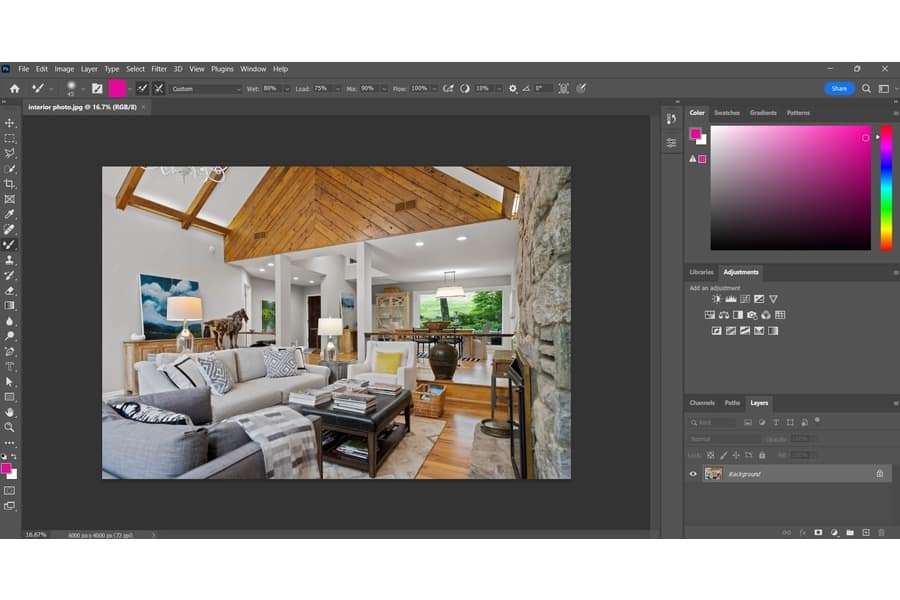 木の床、グレーのソファ、木製のテーブルのあるリビング ルームの画像を Photoshop で開く