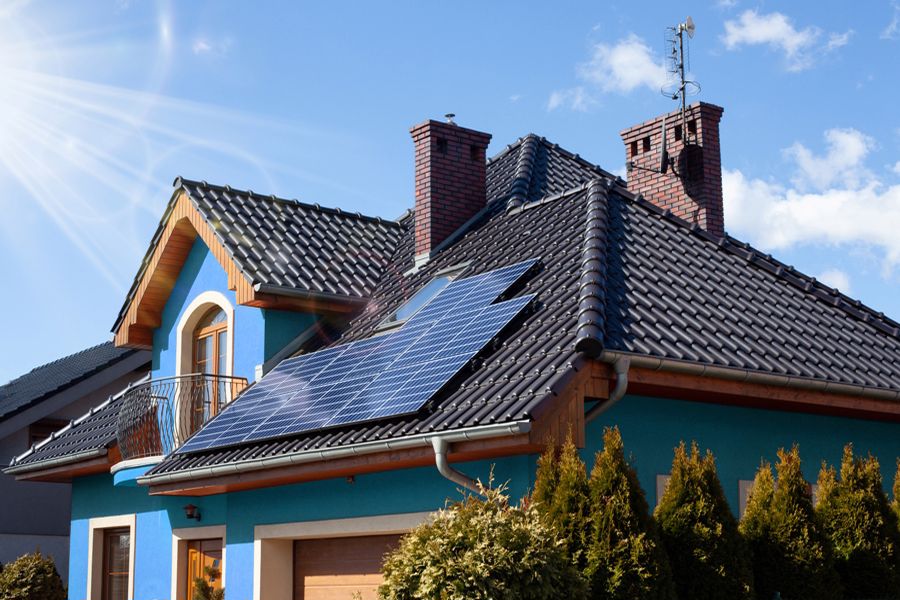 Close up van het dak van een huis met zichtbare zonnestralen