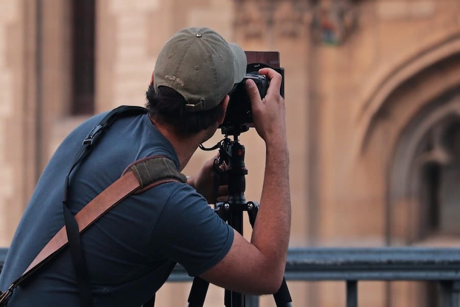 Un uomo che scatta una fotografia in bianco e nero