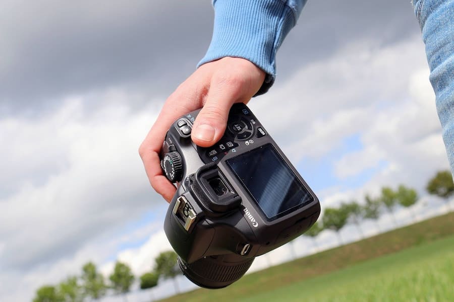 Una persona in possesso di una macchina fotografica