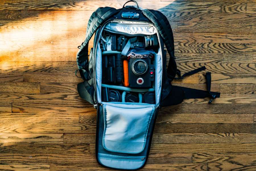 Equipo de fotografía dentro de una mochila para cámara