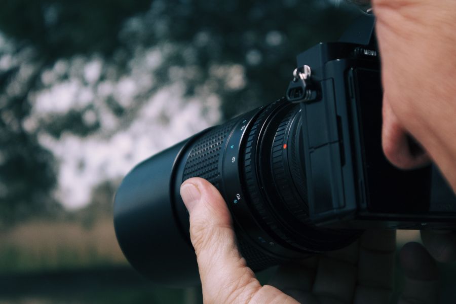 Uomo che scatta una foto utilizzando una fotocamera Sony A6300 con flash