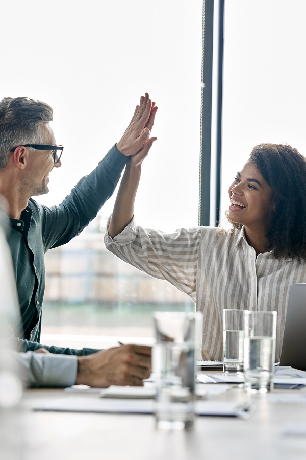 Een man en een vrouw die een high five doen