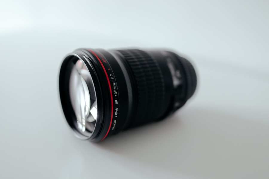 Shallow focus of Canon EF lens