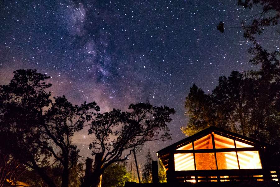 Vista del cielo notturno sopra la casa di legno