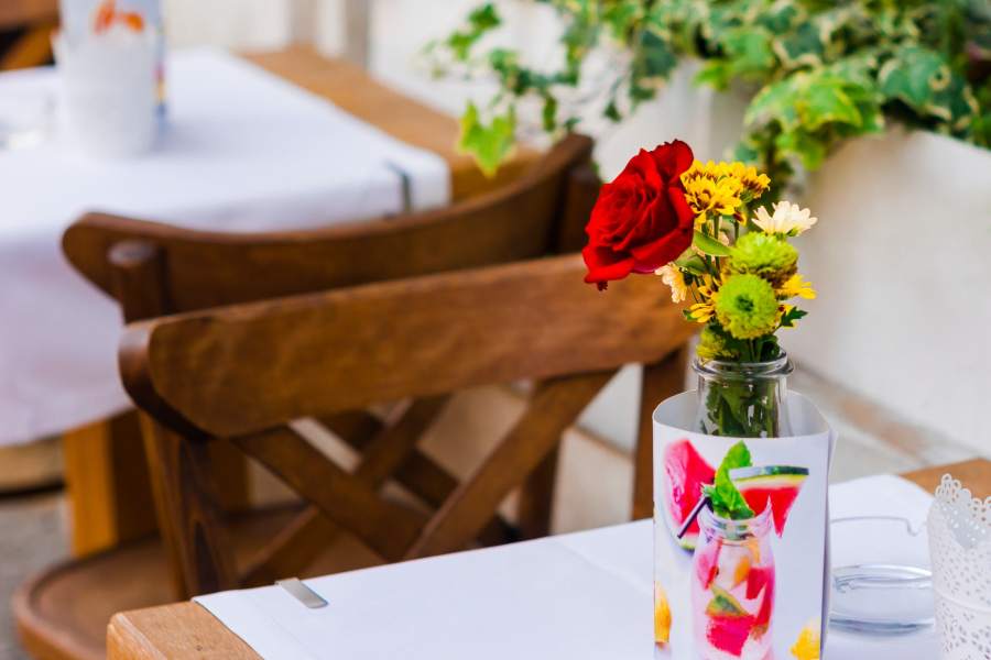 Fotografia della regola dei terzi di un vaso di fiori in un tavolo